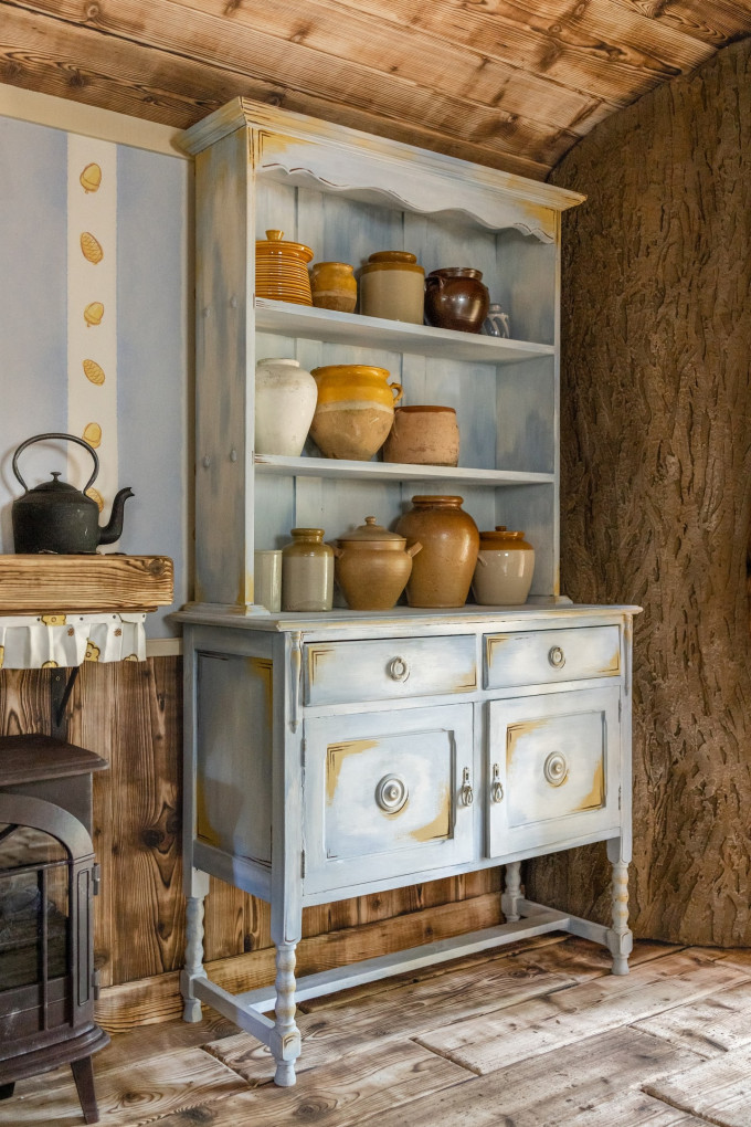 櫥櫃上擺滿小熊維尼最愛的蜂蜜罐。Airbnb網站圖片
