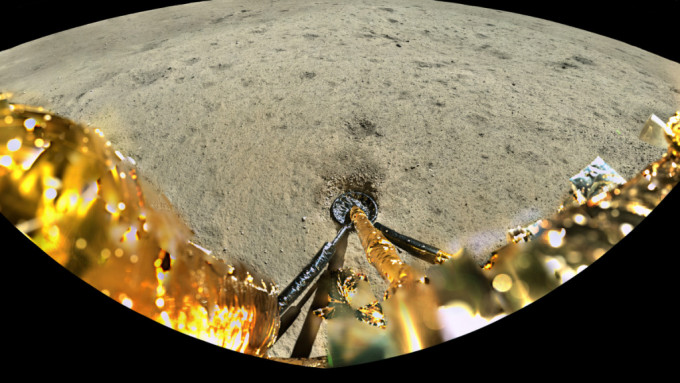 嫦娥六號在月背採集樣本。(新華社)