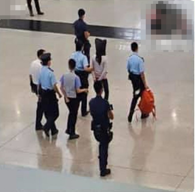网传疑似为华航乘客在机场被捕。 台湾专页厌世工程师 FB 图片