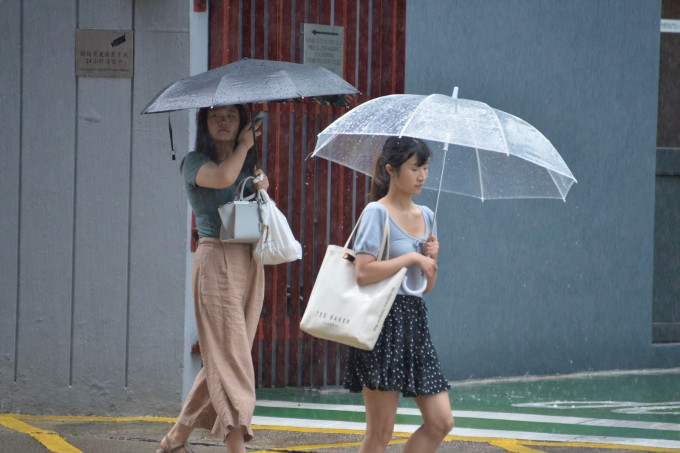 天文台預料本港今日間中有狂風驟雨及雷暴，雨勢有時較大。