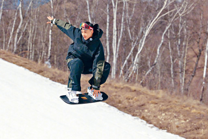 ■陈伟霆原来是滑雪高手。