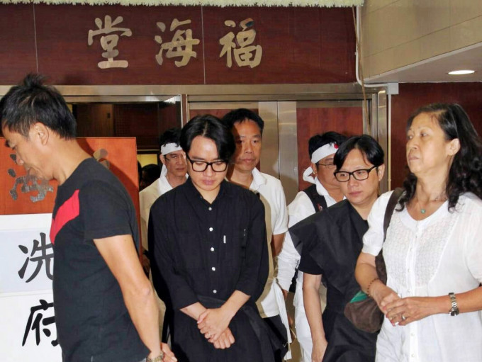 王祖蓝外公今晨于万国殡仪馆出殡。