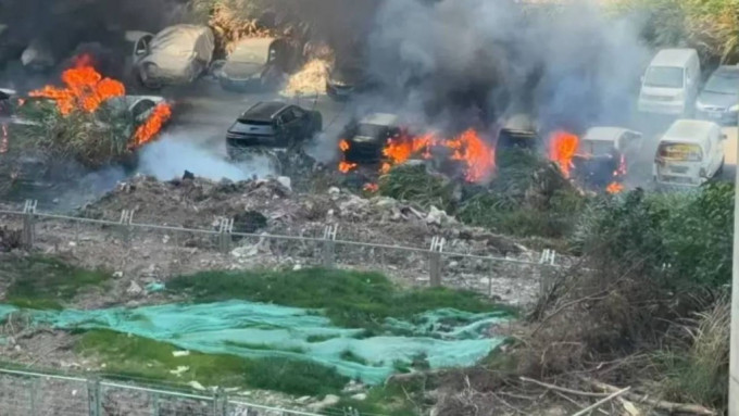 深圳龙岗区一草地周六（11日）近下午发生火警，现场有十多辆汽车受波及。