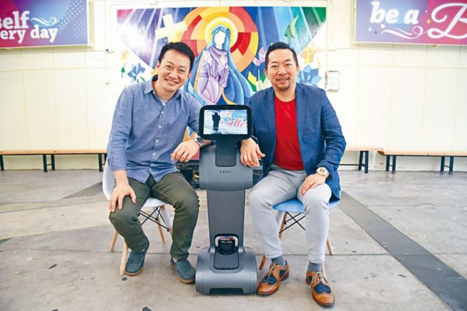 天主教慈幼會伍少梅中學最近購入智能機械人，以提升同學對學習STEM的動機和興趣。左為助理校長陳智偉，右為校長李建文。