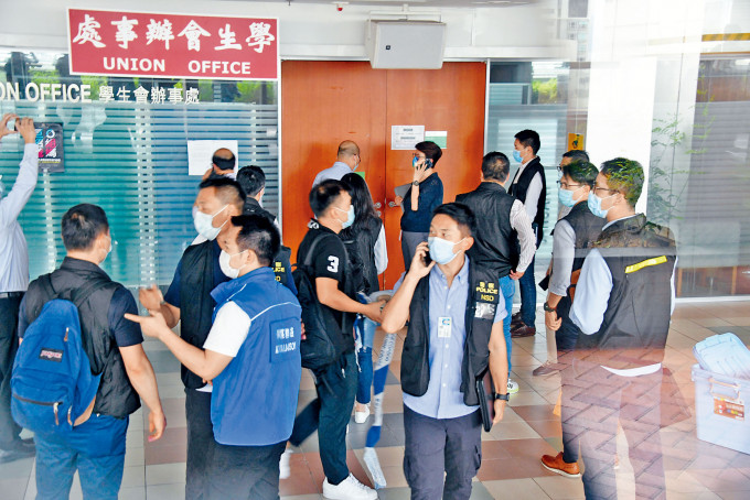 ■大批警方国安处人员进入港大学生会综合大楼搜查，包括学生会办事处。