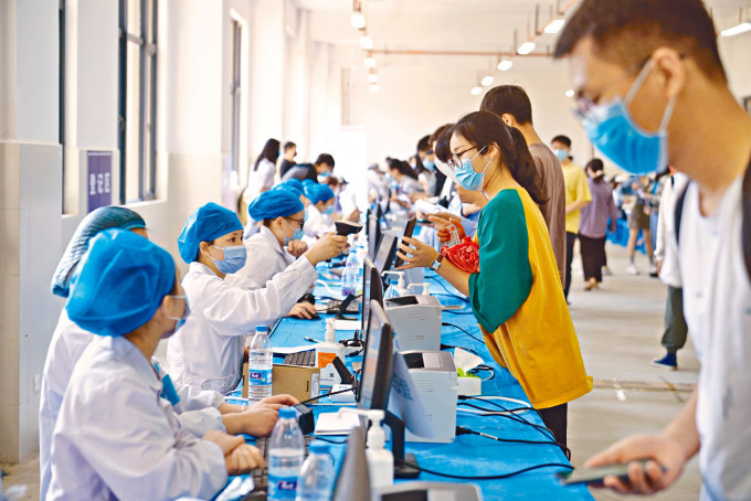 ■云南省为大学生接种新冠疫苗。