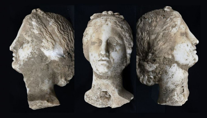 考古人員估計，頭像是古希臘女神阿芙蘿迪蒂（Aphrodite）的雕像。   羅馬市議會