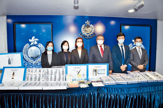 署理总警司吴頴诗（左三）及警司陈江明（右三）展示检获的含四氢大麻酚产品。