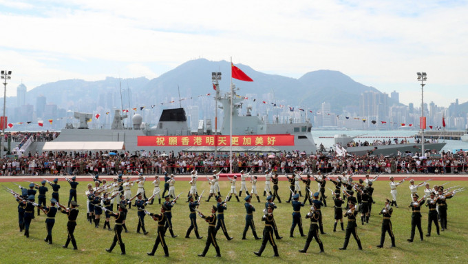 中國人民解放軍駐香港部隊舉辦「十一」軍營開放活動。政府新聞處