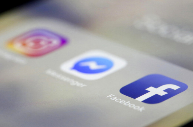 外國研究顯示，常玩Facebook和Instagram等社交媒體的人容易出現「花越多、存越少」的「可見性偏差」行為。　AP圖片
