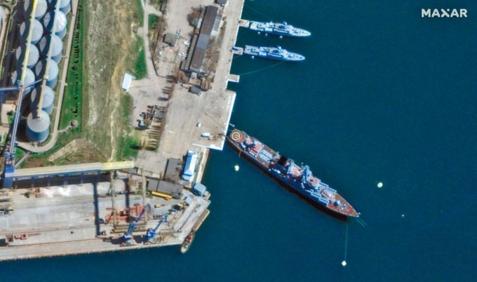 衞星圖片顯示俄軍「莫斯科號」導彈巡洋艦，上周四停泊克里米亞塞瓦斯托波爾港。