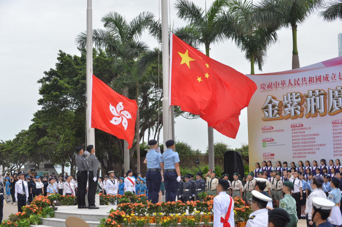 升旗礼由16个制服团体成员负责，逾千名青年观礼。