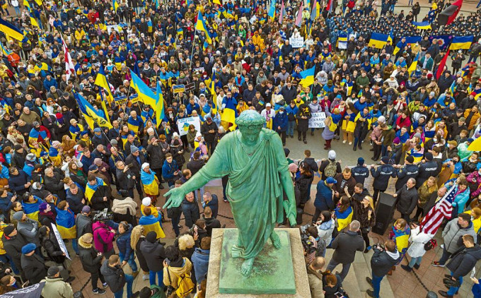 烏克蘭港口城市敖德薩大批民眾周日在廣場上聚集，以示團結。