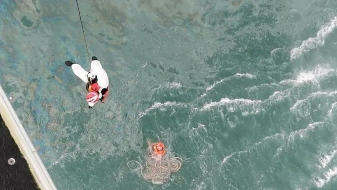 漁船山東威海海域沉沒，北海救助局派遣直升機救助。