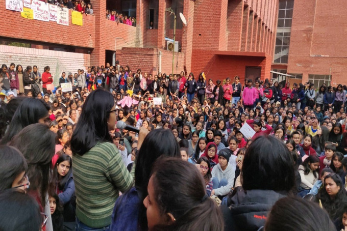 印度女子大學被逾千男子翻牆性騷擾。網圖