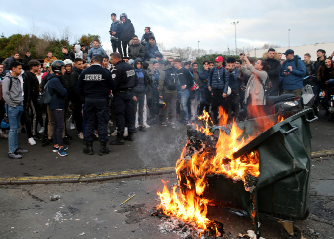 在法國西南部，有青少年上街，抗議教育改革，部分蒙面示威者縱火焚燒垃圾桶。AP