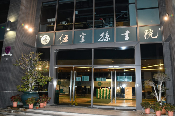 多名警员晚上进入中文大学善衡、和声及伍宜孙书院。