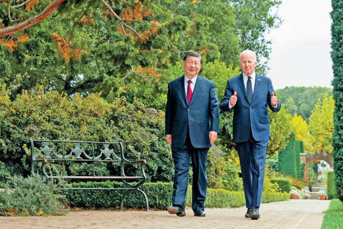 习近平（左）和拜登（右）在费罗丽庄园内散步聊天。