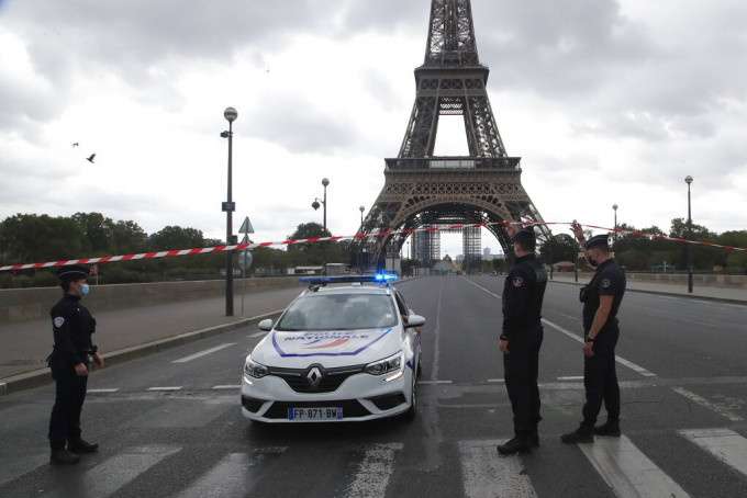 巴黎警方到場封閉道路。AP圖片