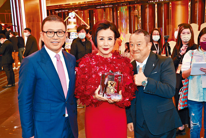 ■汪明荃获颁50年金禧服务大奖，与许涛、曾志伟两位高层合照。