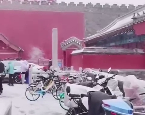 北京迎来早到的初雪。网图