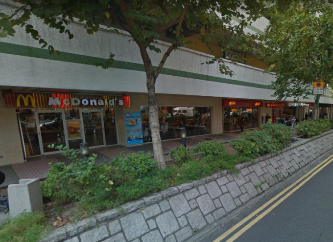 女子聲稱當時在24小時快餐店購物後，突然有3名蒙面男子衝出。