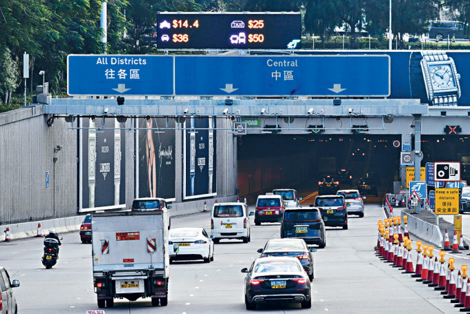 西隧收費前日一度出現混亂，數千車主被多收隧道費，港府昨稱懷疑涉及有人干預電腦系統。