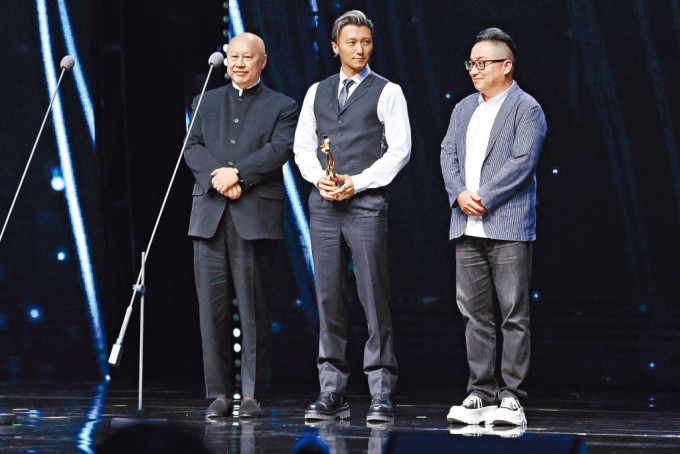 左起：英皇電影COO邱漢雄、霆鋒及新麗電影CEO李寧，上台領取年度期待電影大獎。