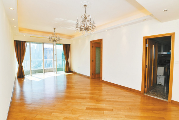 君滙港1座中层A室，实用面积1371方尺，现时叫租63000元。