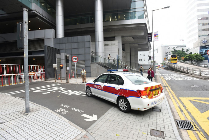 警察總部外氣氛平靜。