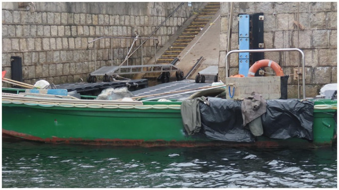 兩名內地漁民在香港水域非法捕魚，被判監禁兩星期緩刑兩年，捕魚工具被充公。
