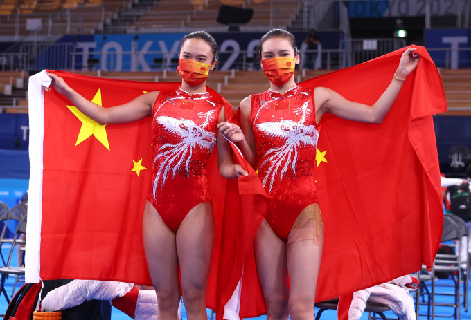 朱雪瑩（左）和劉靈玲分別贏得女子彈床金牌及銀牌。Reuters
