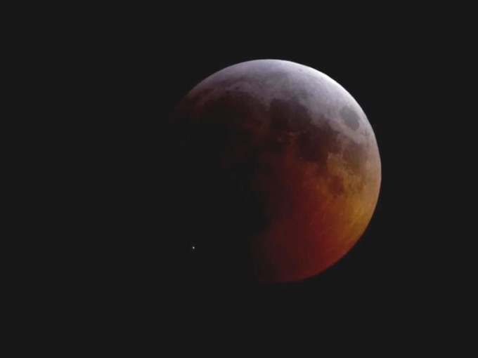 今年一月上演的天文奇景「超级血狼月」。　AP图片