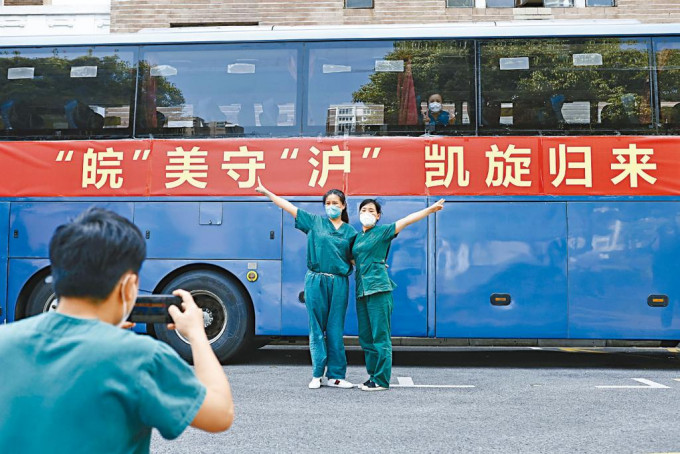 疫情好转，安徽援沪医疗队员昨天离开。