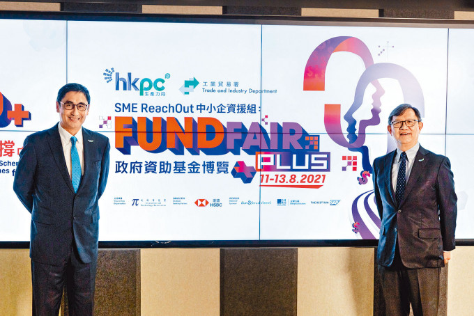 毕坚文（左）表示，生产力局的资助基金对中小企帮助甚大。