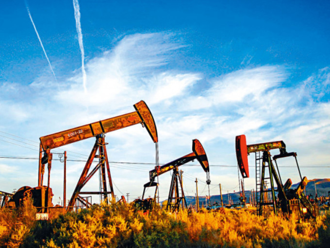 能源危机下石油价格持续飙升。资料图片