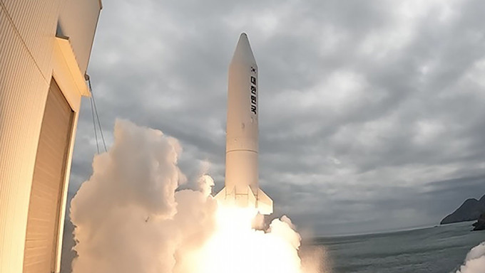 南韩首次成功试射固体燃料火箭。AP图