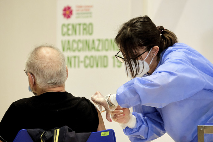 意大利頒布新法令，強制要求醫護人員必須接種新冠疫苗，如拒絕接種將面臨停職一年的處罰。AP