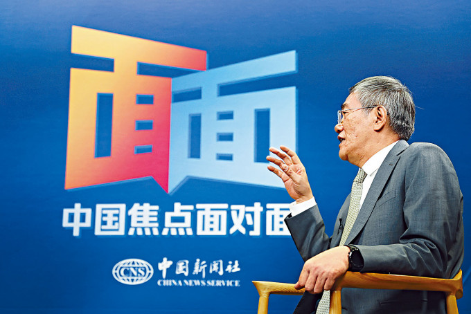 ■全国经济委员会副主任杨伟民接受中新社采访。