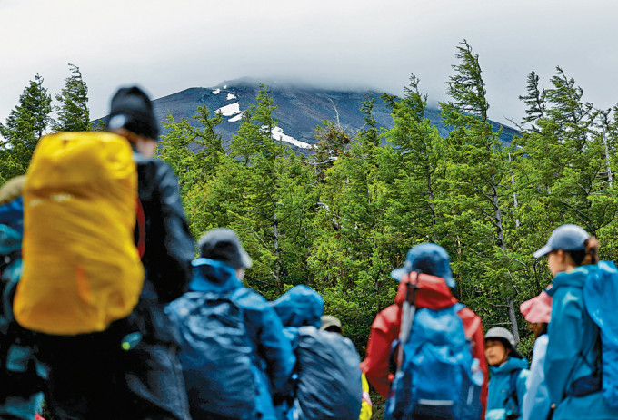 富士山吉田路线7月1日开放当天的登山者。