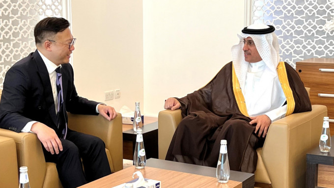 张国钧与沙特阿拉伯王国司法部副大臣Najem bin Abdullah al-Zaid博士（右）会面。政府新闻处