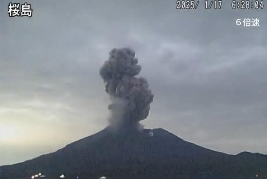 日本樱岛火山今晨再喷发。