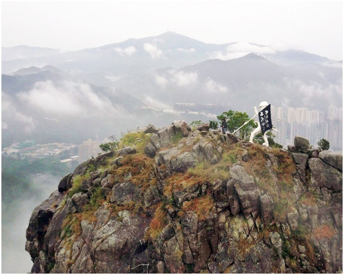 「香港民主女神像」放于山顶一块小泥地上。网图