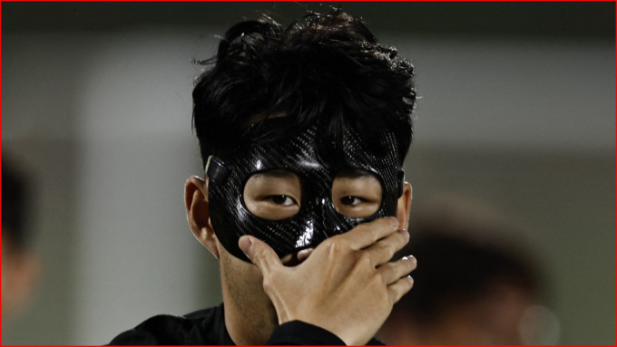 孙兴民戴上以碳素为材质的面罩进行操练。   Reuters