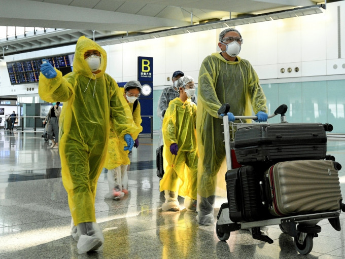 赶在昨天入境的旅客，都以全身雨衣眼罩装备防疫。 　　