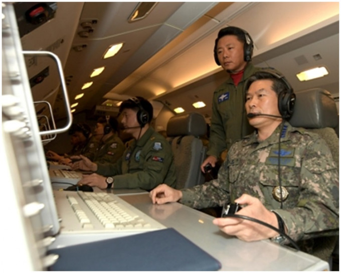 鄭景斗乘坐E-737「和平之眼」預警機進行作戰指揮飛行。網上圖片
