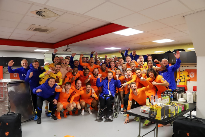 荷蘭賽後在更衣室慶祝打入世界盃決賽周。 荷蘭國家隊官方Twitter圖片