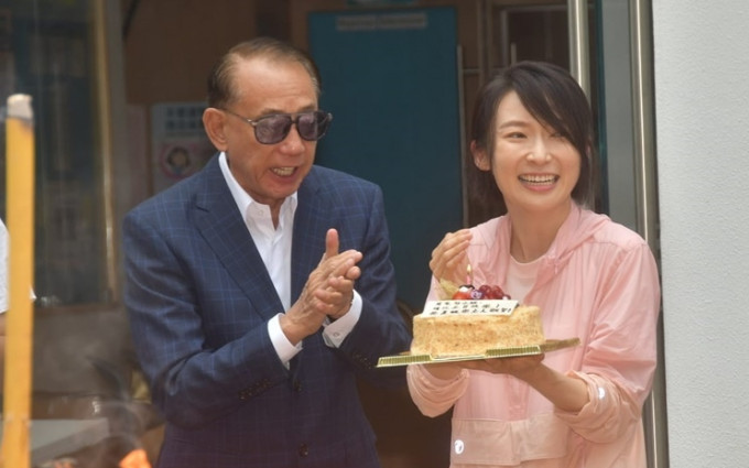 周家怡获送上蛋糕补祝42岁生日，杨老板就笑她做了英皇一姐好耐啦！
