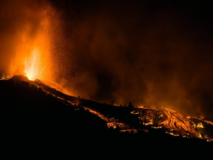 西班牙拉帕爾馬島火山爆發。AP