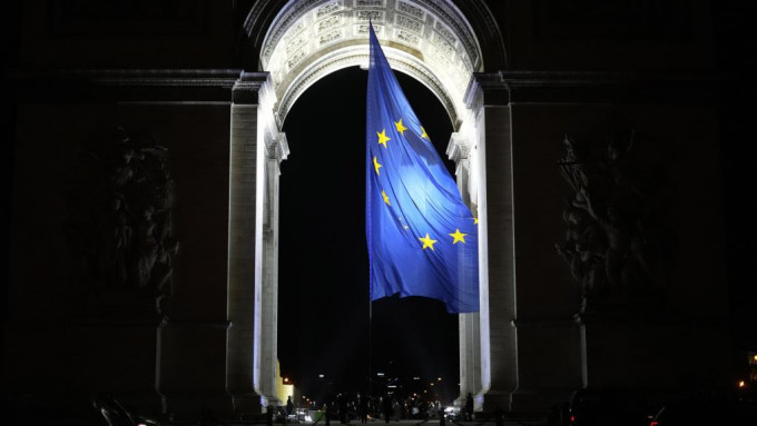 凯旋门中间竖起欧盟旗帜。AP